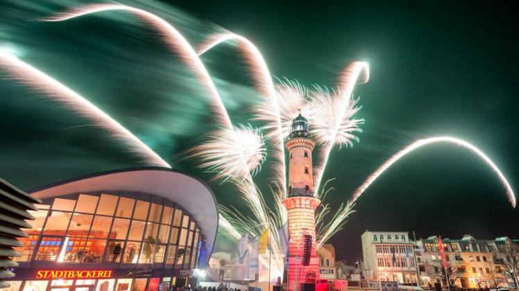 Der Warnemünder Leuchtturm erstrahlt: Ein Traum-Start ins neue Jahr für mehr als 75 000 Zuschauer. 