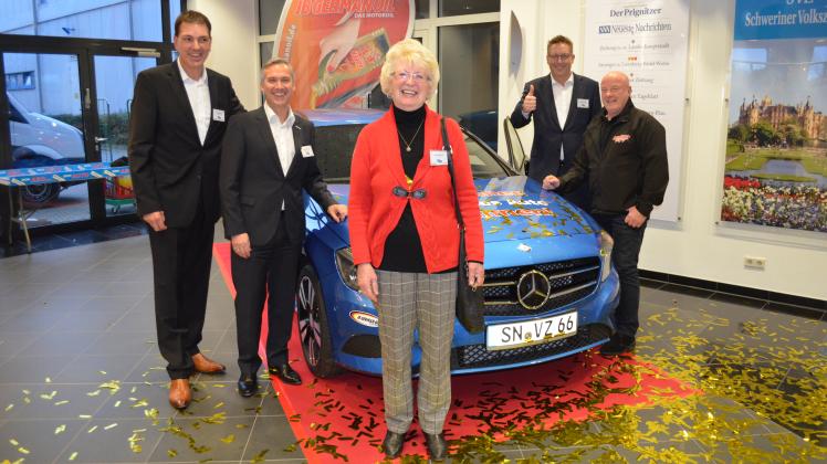 Ursula Kaminski nimmt den Hauptpreis –  eine A-Klasse von Mercedes Benz – mit nach Hause