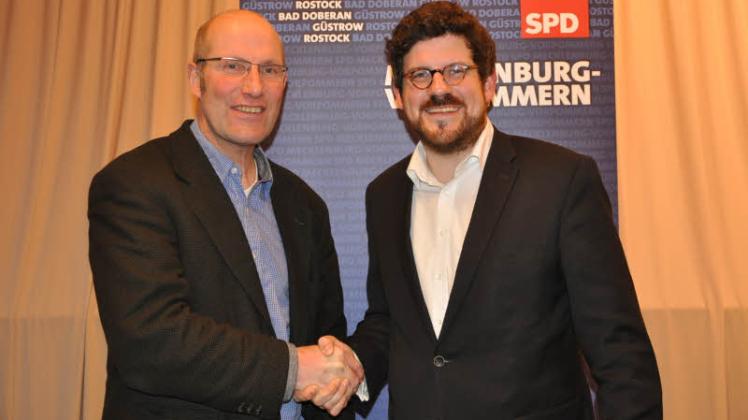 Der Alte und der Neue: Dr. Ait Stapelfeld (l.) gratuliert Julian Barlen zur Wahl des Kreisvorstandsvorsitzenden der SPD.  