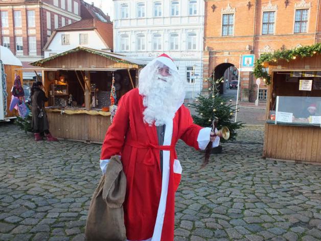 Auch der Weihnachtsmann zog seine Runden über den Glückstädter Weihnachtsmarkt. 