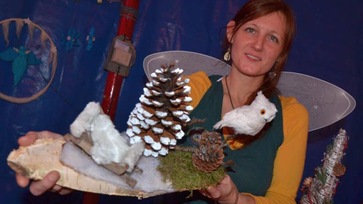 Weihnachts-Engel mit Gesteck: Christin Heinze aus Itzehoe spendete einen Teil der Einnahmen. 