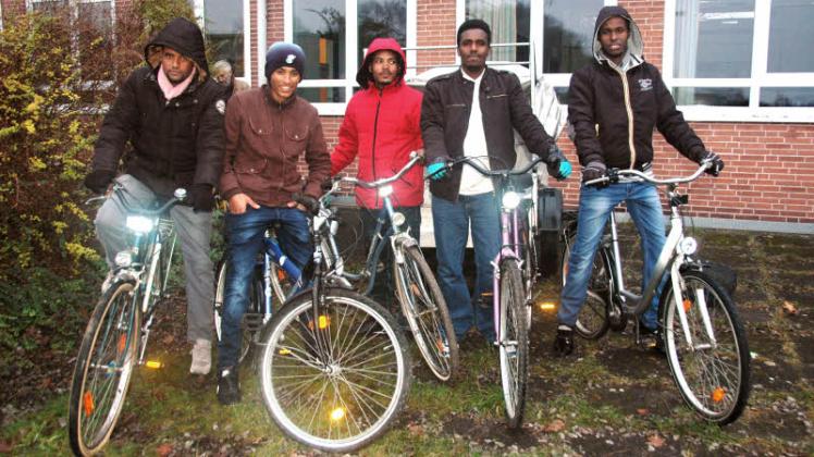 Freuen sich über die Abwechslung und ihre neuen Fahrräder: Die fünf Flüchtlinge aus Eritrea, Iran und Somalia.  