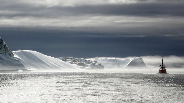 Ein Schiff im Eisfjord hinter dem grönländischen Städtchen Ilulissat: Die Schifffahrt im Nordpolarmeer ist ein bedeutender Faktor im Streit um die Hoheit in der Arktis.