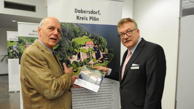 Henner Wachholtz (links) und Andreas Fohrmann eröffneten gestern die Ausstellung in der Hauptstelle der Sparkasse Südholstein.  