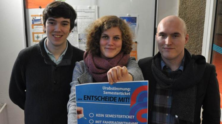 Die Studenten haben gesprochen: Tom Lüth (l.), Isabelle Pejic und Clemens Schiewek werten die Urabstimmung aus. 