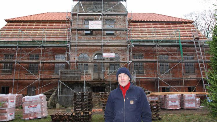 Robert Unger möchte sich einen Gutshof ohne Gutshaus in Carlsdorf nicht vorstellen. Nun hat das Haus wieder ein Dach und soll sich erst einmal wieder erholen.