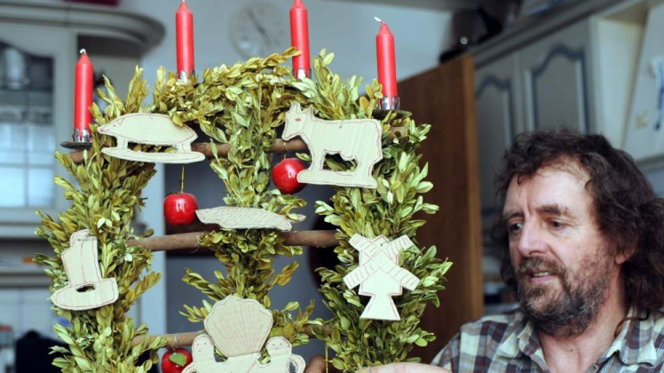 Auch Äpfel sind eine Zierde für den friesischen Weihnachtsbaum: Kai-Uwe Thomsen und sein Schmuckstück. 
