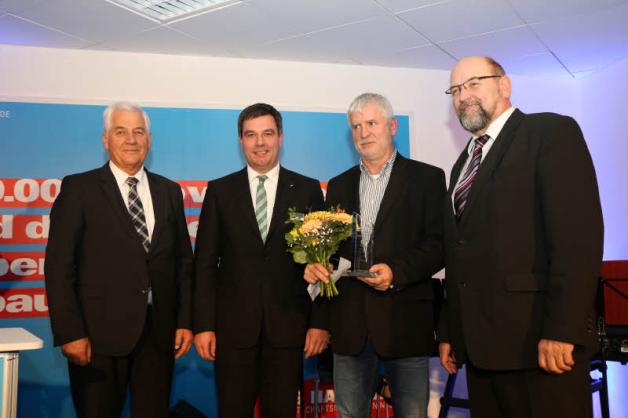 Preis für einen innovativen Spachtel: Handwerkskammerpräsident Peter Günther, VR-Bank-Vorstand Johannes Löning, Reinhard Mohn (Geschäftsführer der Sigro Parchim GmbH) und Wirtschaftsminister Harry Glawe (v.l) bei der Ehrung Preis für einen innovativen Spachtel: Handwerkskammerpräsident Peter Günther, VR-Bank-Vorstand Johannes Löning, Reinhard Mohn (Geschäftsführer der Sigro Parchim GmbH) und Wirtschaftsminister Harry Glawe (v.l) bei der Ehrung