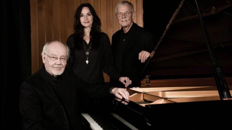 Gemeinsam lassen sie Theodorakis’ Werk lebendig werden: Gerhard Folkerts (links) am Piano, Sängerin Julia Schilinski und Rezitator Rolf Becker. 