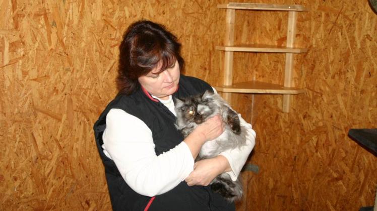 Tierpensionschefin Doris Schiemann mit der einäugigen Katzendame Tascha.  