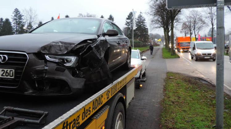 Bei dem Unfall wurden drei Autos beschädigt. Die Schadenshöhe liegt bei rund 30 000 Euro.  