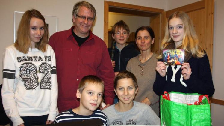 Überrascht sind Pastor Martin Kühn (M.) und Pastorin Asja Garling davon, was Käthe, Max, Lenus, Benjamin und Olivia (v.l.) an Geschenken mitgebracht haben. Überrascht sind Pastor Martin Kühn (M.) und Pastorin Asja Garling davon, was Käthe, Max, Lenus, Benjamin und Olivia (v.l.) an Geschenken mitgebracht haben.