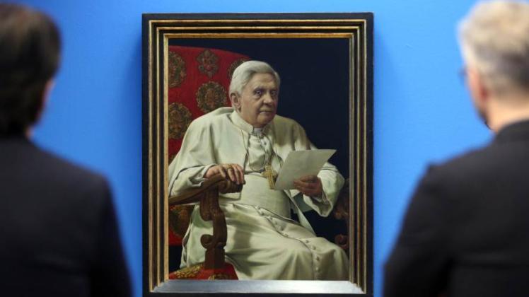 Porträt Papst Benedikt XVI (2010, Mischtechnik/MDF-Platte) von Michael Triegel