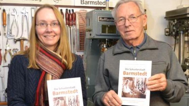 Claudia Kollschen und Peter Steenbuck – hier in der Werkstatt von August Storjohann, Barmstedts letztem Schuhmachermeister – haben ein Buch über die Schusterstadt verfasst.  