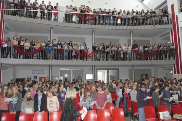 Mehr als 400 Schüler verabschiedeten am Donnerstag die Schulsekretärin.