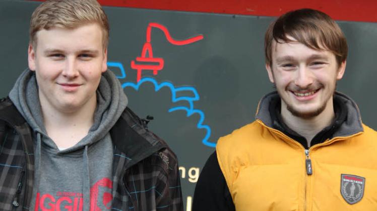 Sie sind die jüngsten Mitarbeiter im Jugendhof Scheersberg: Tim Möller (links) und Philipp Lorenzen.  