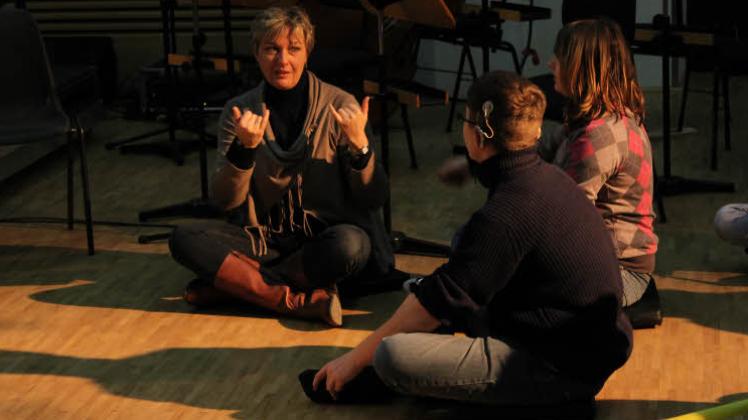In Gebärdensprache probt Barbara Uhlendorf, Lehrerin am Landesförderzentrum „Hören“ in Güstrow, mit den Schülern das Stück  