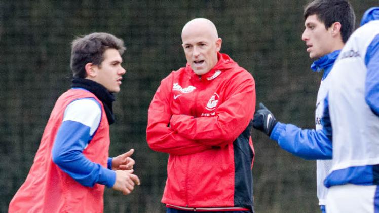 Mit vielen Gesprächen will Hansa-Trainer Karsten Baumann (Mitte, hier mit seinen Spielern Julian Jakobs – links – und Milad Faqiryar) die Kopfblockade bei den Kickern lösen. Mit vielen Gesprächen will Hansa-Trainer Karsten Baumann (Mitte, hier mit seinen Spielern Julian Jakobs – links – und Milad Faqiryar) die Kopfblockade bei den Kickern lösen.