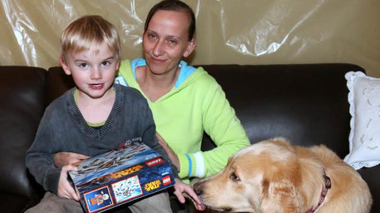 Trotz der Katastrophe kann Andrea Todt (37) schon wieder leicht lächeln. Lediglich ihre drei Katzen und die Hündin Asha konnte sie aus dem brennenden Haus retten. Ihrem Sohn Jannis (5) ist das noch nicht klar. Er freut sich über seine neue Legobox. Der Junge weiß noch nicht, dass es momentan sein einziges Spielzeug ist. 