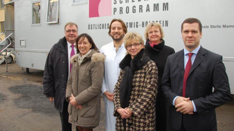 Bürgermeister Klaus-Dieter Schulz, Uta Fenske, René Saalmann, Susanne Wulff und Bettina Schultz sind sich einig: Nächstes Mal steht das Mammobil direkt vor der Klinik.