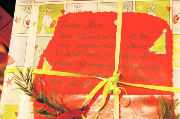 Viele Wunscherfüller gaben sich besonders viel Mühe: Einige schrieben sogar im Namen des Weihnachtsmannes – denn die Schenker bleiben anonym – einen Brief. 