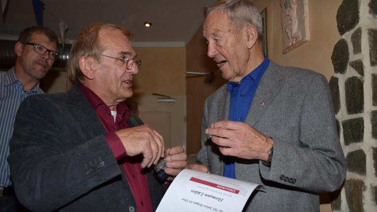 Vereinschef Karl Bichowski (links) zeichnete Hermann Lüders mit der Ehrennadel in Gold des   Sängerbundes Schleswig-Holstein aus. Lüders ist seit 50 Jahren Mitglied der Liedertafel.