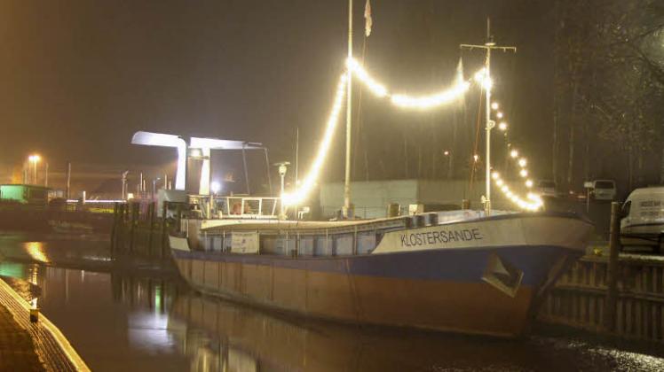 An der Tradition des langjährigen Kapitäns der „Klostersande“, Günter Holtz, hält der Förderverein fest und illuminiert das Schiff in der Vorweihnachtszeit.  
