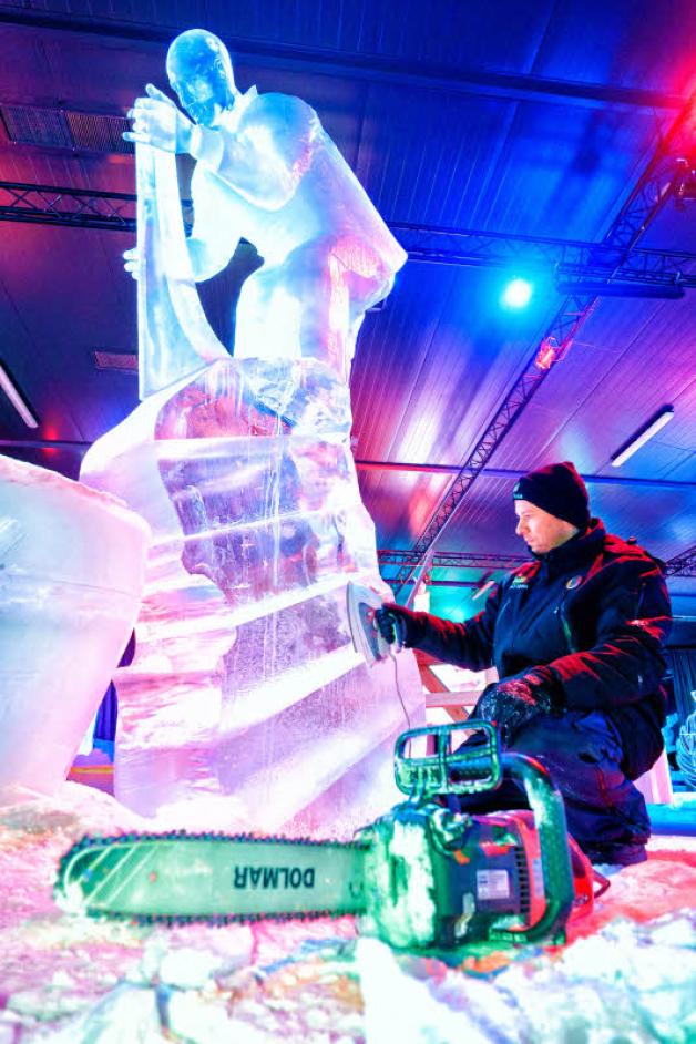 Motorsäge, Stechbeitel und Bügeleisen: Künstler Andrius Petkus aus Litauen arbeitet in der Eiswelt mit verschiedensten Werkzeugen an seiner Rock’n’Roll-Plastik. Fotos: Georg Scharnweber Motorsäge, Stechbeitel und Bügeleisen: Künstler Andrius Petkus aus Litauen arbeitet in der Eiswelt mit verschiedensten Werkzeugen an seiner Rock’n’Roll-Plastik. Fotos: Georg Scharnweber