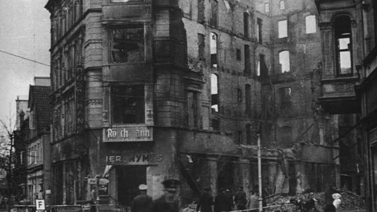 Nach einem schwerem Bombenangriff standen völlig ausgebrannte Häuser an der Kreuzung Kieler Straße und Kuhberg. Heute steht hier der Neubau der Sparkasse. 