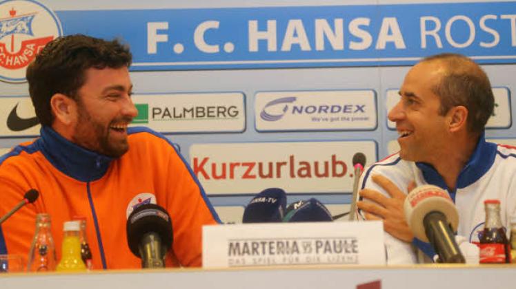 Eine Menge Spaß hatten Marten Laciny alias Marteria und Stefan „Paule“ Beinlich auf der Pressekonferenz anlässlich ihres Benefizspiels zugunsten des FC Hansa. 