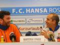 Eine Menge Spaß hatten Marten Laciny alias Marteria und Stefan „Paule“ Beinlich auf der Pressekonferenz anlässlich ihres Benefizspiels zugunsten des FC Hansa. 