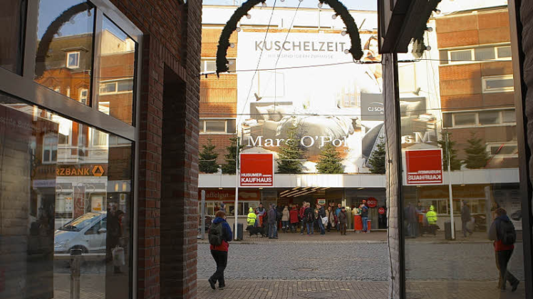 Noch gehört das Husumer Kaufhaus zum Bild in der Großstraße – in drei Jahren soll an dieser Stelle ein Einkaufszentrum stehen. 