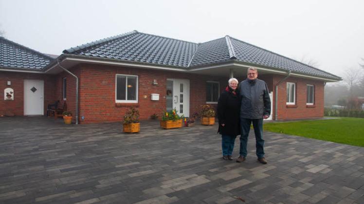 Brunhild und Manfred Lützen haben dank Lückenbebauung ein neues Haus auf ihrem Grundstück errichten können.   van  