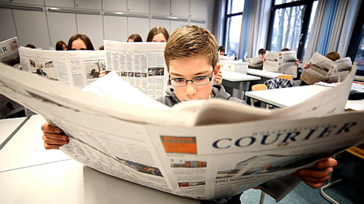 Lernen im Rahmen des ZiSch-Projekts die Zeitung kennen: Die Neuntklässler der Klaus-Groth-Schule in Neumünster.