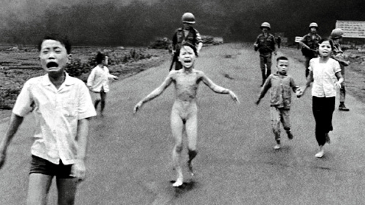 Am 8. Juni 1972 wurde das vietnamesische Dorf Trang Bang von einem fehlgeleiteten südvietnamesischen Napalmangriff getroffen. Die kleine Phan Thi Kim Phúc flüchtet nackt und vom Napalm verbrannt aus ihrem brennenden Dorf. 