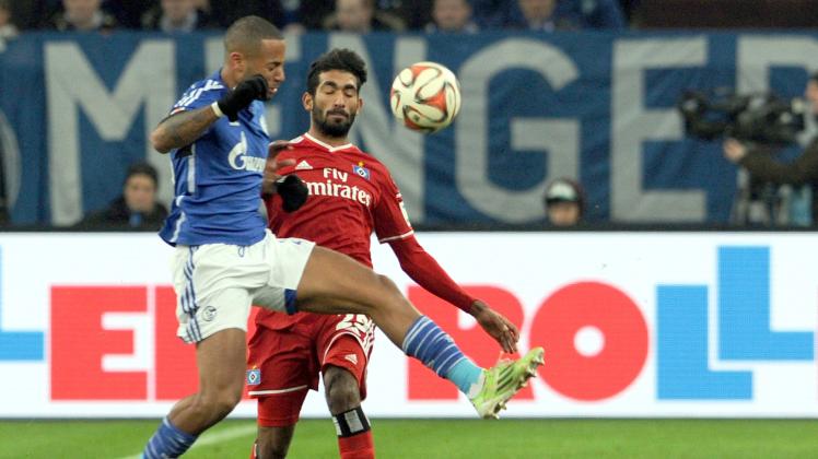 Schalkes Dennis Aogo (l.) und Mohamed Gouadia kämpfen um den Ball. 