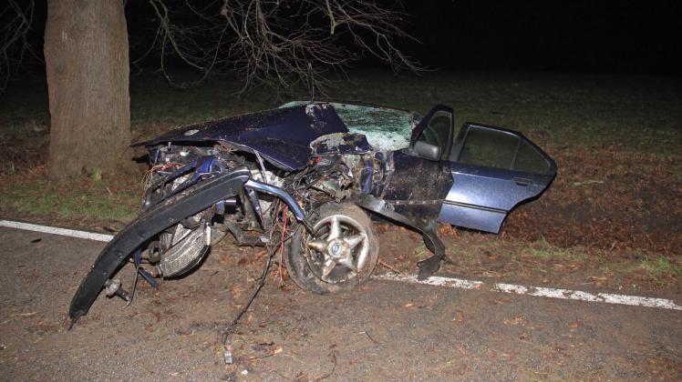 Auto rast bei Neubukow frontal gegen Baum, drei zum Teil schwer Verletzte junge Insassen