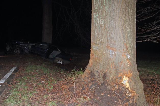 Auto rast bei Neubukow frontal gegen Baum, drei zum Teil schwer Verletzte junge Insassen Auto rast bei Neubukow frontal gegen Baum, drei zum Teil schwer Verletzte junge Insassen