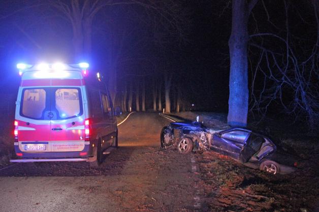 Auto rast bei Neubukow frontal gegen Baum, drei zum Teil schwer Verletzte junge Insassen