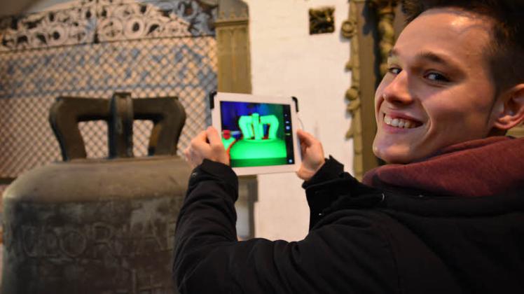 Modern ausgestattet: Per Tablet-PC mit angedockter Infrarot-Kamera nimmt Arne Herold (22) alle wichtigen Daten der Glocke auf.   Fotos: Jenny Strozyk 