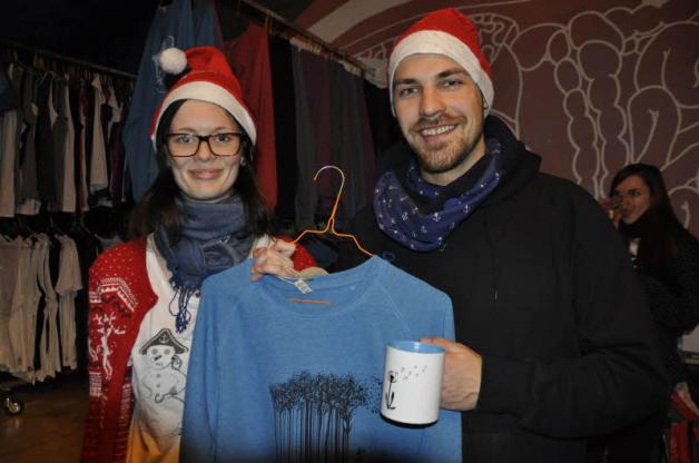 Die Rostocker Katja Lübke und Robert Prommer bieten T-Shirts, Tassen und mehr an. Die Rostocker Katja Lübke und Robert Prommer bieten T-Shirts, Tassen und mehr an.