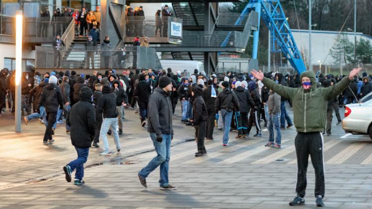 Etwa 500 erboste Hansa-Anhänger versuchten nach dem Abpfiff, in das Foyer der DKB-Arena zu gelangen.  