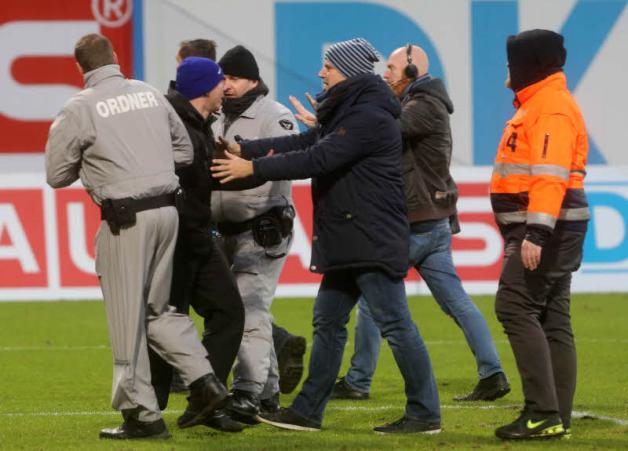 Einige Fans sprangen nach dem Abpfiff vor Wut von der Südtribüne in den Innenraum des Stadions. Hansa-Vorstandsvorsitzender  Michael Dahlmann (3. v. r.) greift deeskalierend ein.   