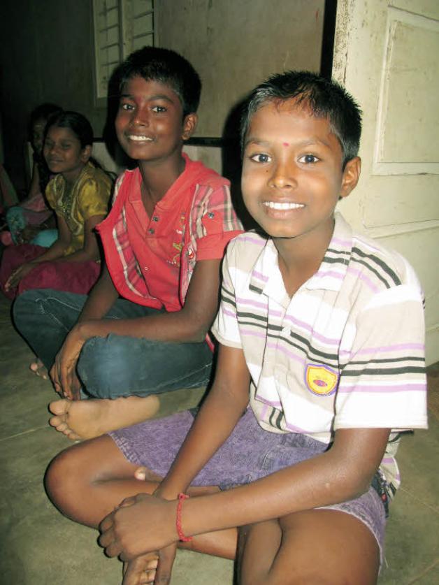 Kaliyamurthy Satyamurugan (rechts) und sein Bruder aus dem Dorf Chinnamedu in Indien sind regelmäßig beim Kinderrat mit dabei.