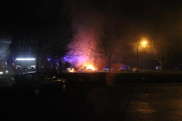 Auto und Wohnwagen brennen auf Parkplatz in Rostock-Groß Klein