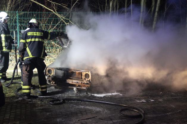 Auto und Wohnwagen brennen auf Parkplatz in Rostock-Groß Klein