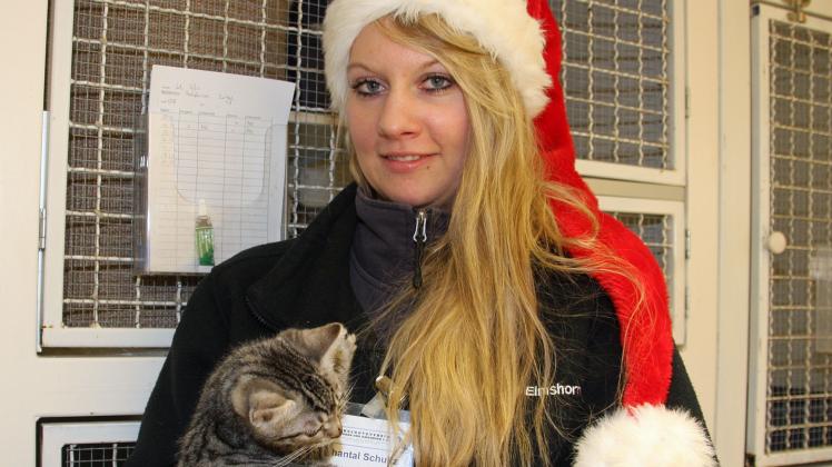 Tierpflegerin Chantal Schultz kümmerte sich um den neun Wochen alten Kater „Michel“. 