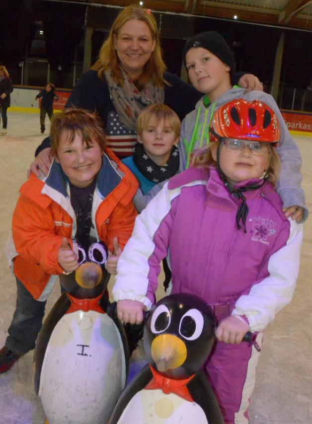 Viel Spaß auf dem Eis hatten (von links): Susanne Keiwel mit Leo (10), Tim (11) und Maja (7) und Jannes (9). 