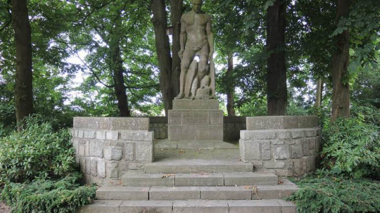 Das Kriegerdenkmal auf dem Friedhof am Mühlenberg in seiner vollen Ausdehnung.