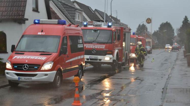 Einsatz an der Gebrüderstraße: Die Feuerwehr rückte mit drei Fahrzeugen an, um einen vollgelaufenen Keller leerzupumpen.  